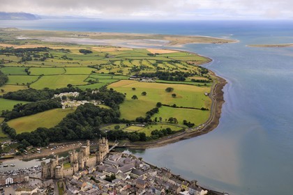 Royaume-Uni, Angleterre, Pays de Galles, Caernarfon, château-fort du XIIIème siècle construit par Edouard Ier d'Angleterre (vue aérienne)