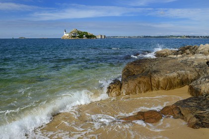 France, Finistère (29), baie de Morlaix, Carantec, maison-phare de l'Ile Louet et le château du Taureau construit par Vauban au XVIIe siècle depuis la plage de la Pointe de Penn al Lann