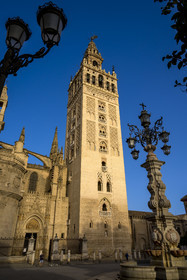 Espagne, Andalousie, Séville, quartier de Santa Cruz, la Giralda, ancien minaret almohade de la Grande Mosquée reconverti en clocher de la cathédrale, classé Patrimoine Mondial de l'UNESCO