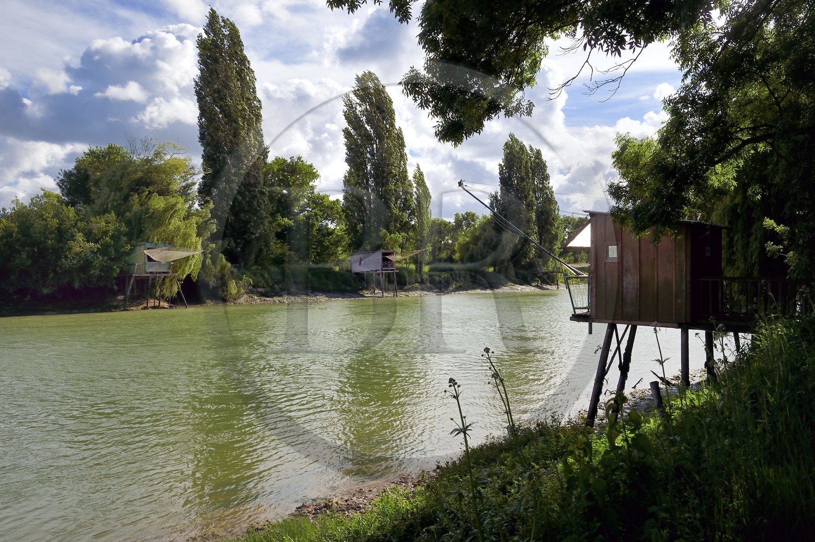 France, Charente-Maritime (17), Saintonge, Saint-Savinien, labellisé Villages de pierres et d'eau, carrelets au bord de la Charente