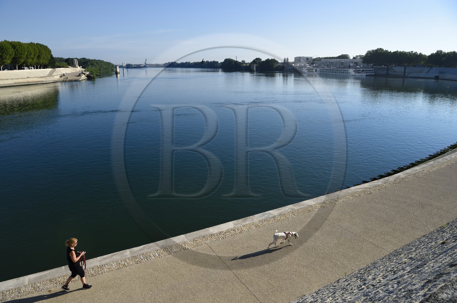 France, Bouches-du-Rhône (13), Arles, quai Marx Dormoy et le Rhône