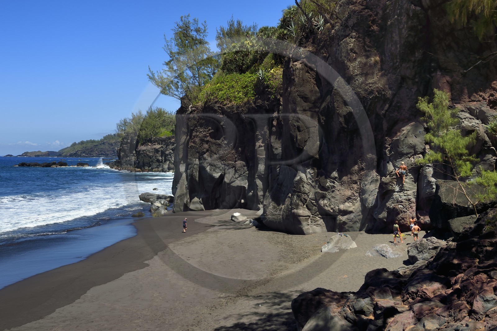 France, Ile de la Reunion, Saint-Joseph, plage de Ti Sable, plage de sable noir bordée par une falaise de lave volcanique
