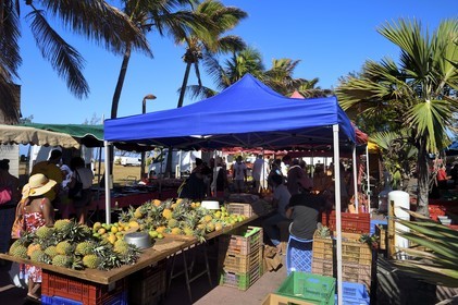 France, Ile de la Reunion, Saint-Pierre, le marché du samedi, les étals de fruits ananas
