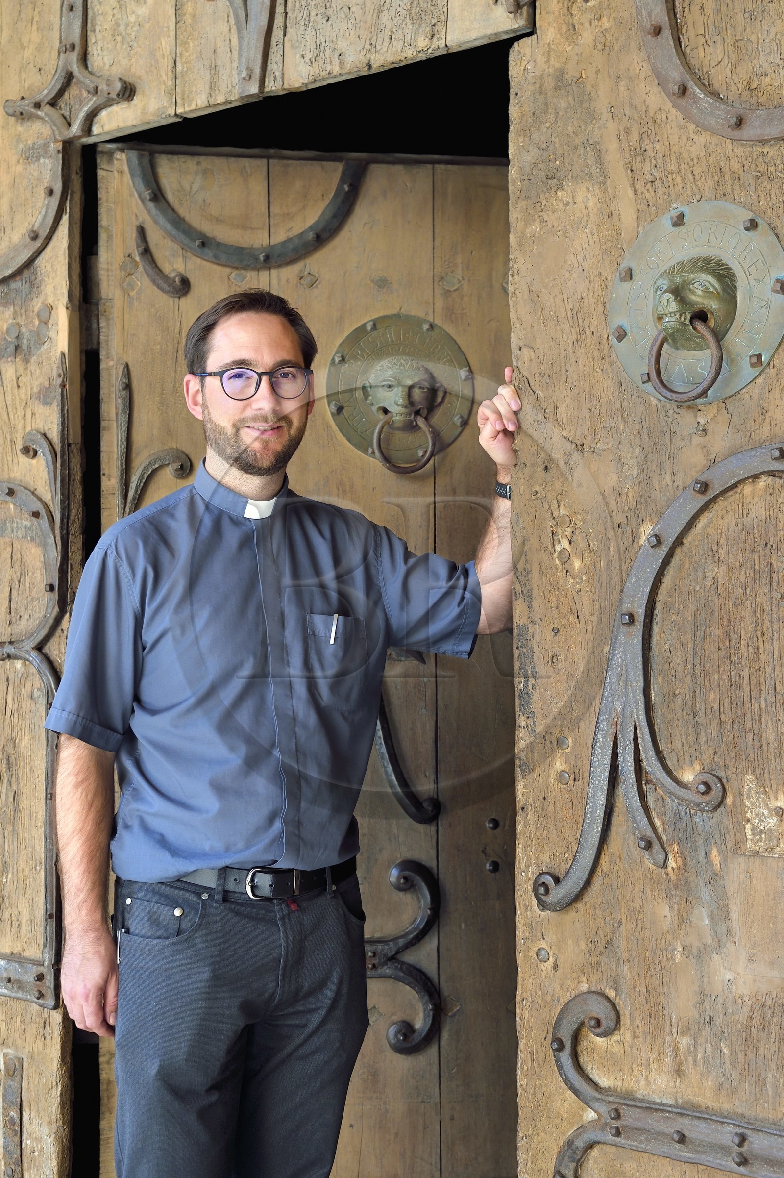 France, Haute-Loire (43), Brioude, la Basilique Saint-Julien de Brioude de style roman auvergnat, le curé de la paroisse Pierre de Veyrac