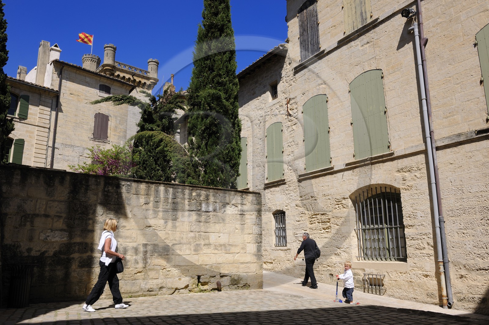 France, Gard (30), Uzès, classée ville d'art et d'histoire, rue Gaston Chauvet menant au château Ducal dit le Duché d'Uzès, classé monument historique, et sa Tour Bermonde