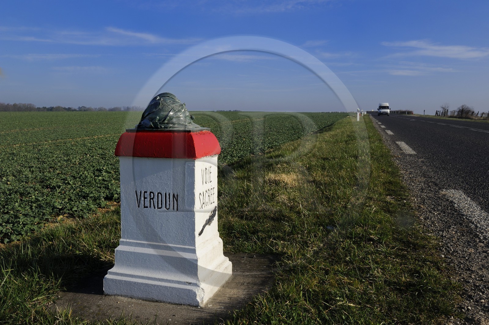 France, Meuse (55), région de Verdun, borne kilométrique de la Voie Sacrée sur la route entre Verdun et Bar le Duc
