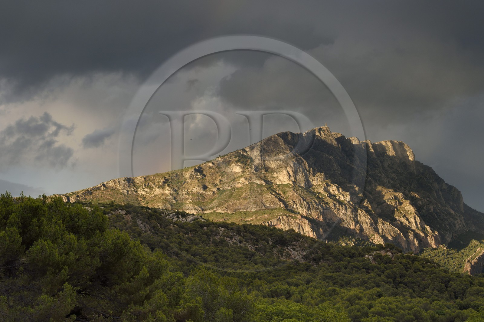 France, Bouches-du-Rhône (13), Pays d'Aix en Provence, vers le Tholonet, la Montagne Sainte Victoire, route Cézanne