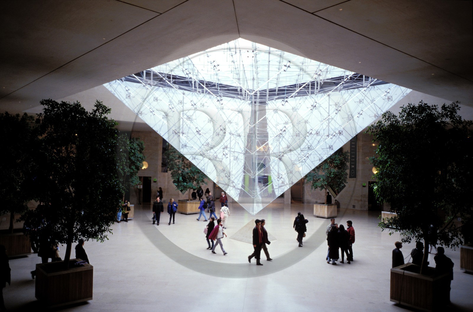 France, Paris (75), sous la Pyramide du Louvre par l'architecte Ieoh Ming Pei