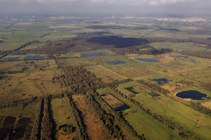 France, Eure (27), Marais-Vernier, les courtils sont des parcelles laniérées et drainées par des chenaux bordés de haies (vue aérienne)