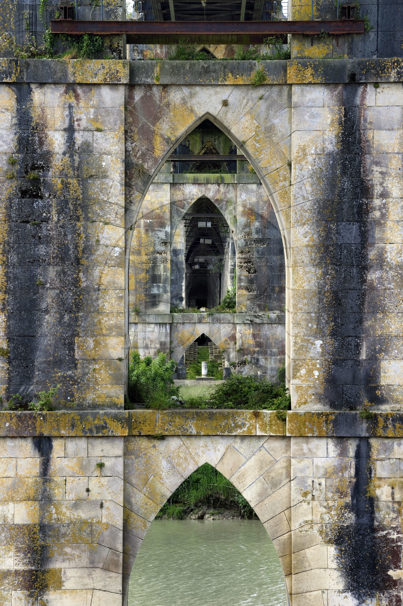 France, Charente-Maritime (17), Saintonge, Tonnay-Charente, les arches des piliers du pont suspendu construit en 1842