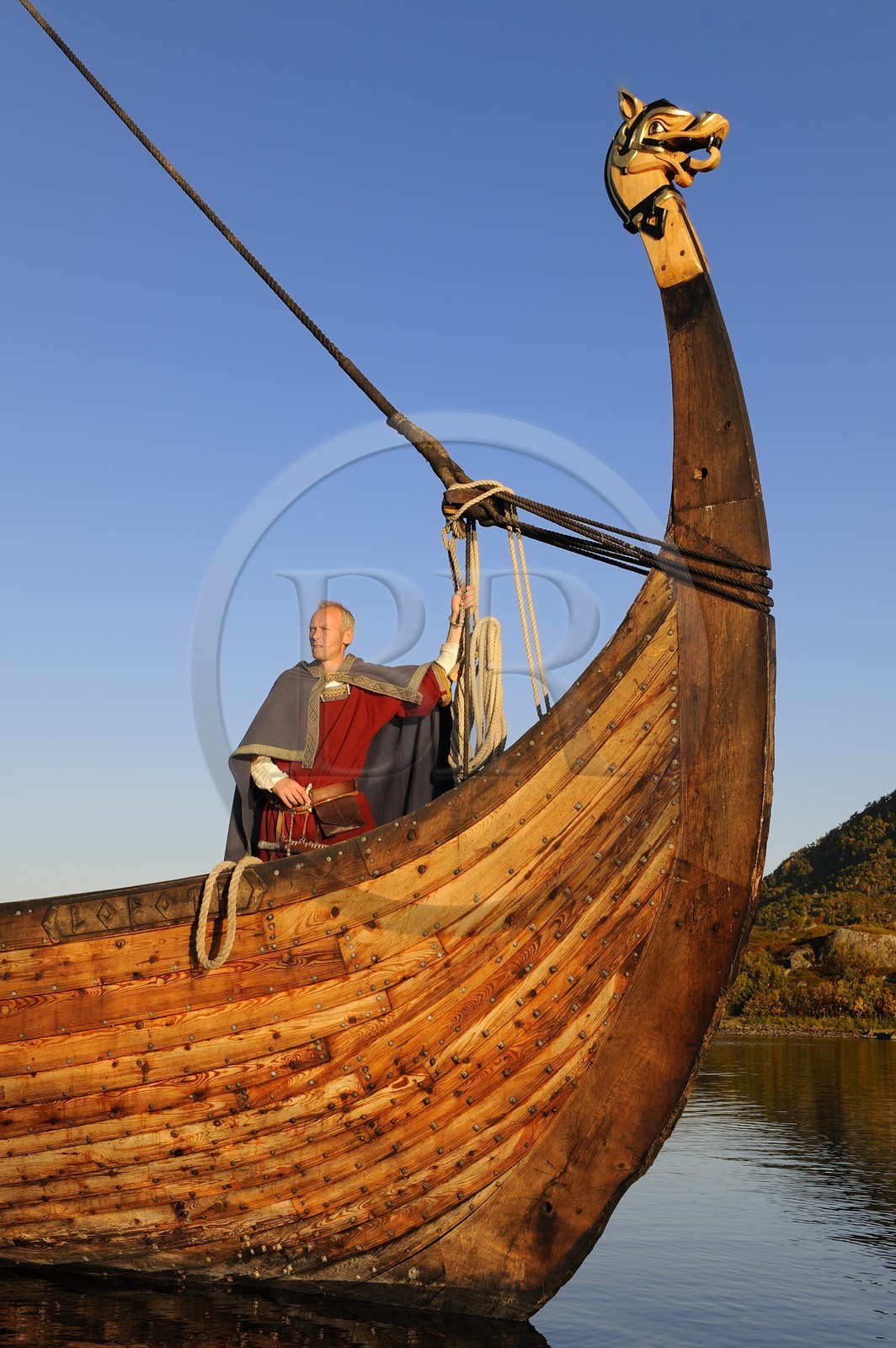 Norvège, Nordland, Iles Lofoten, ile de Vestvagoy, le drakkar (bateau viking) Lofotr construit à l'identique sur le lac de Borg et son capitaine Terje Boe