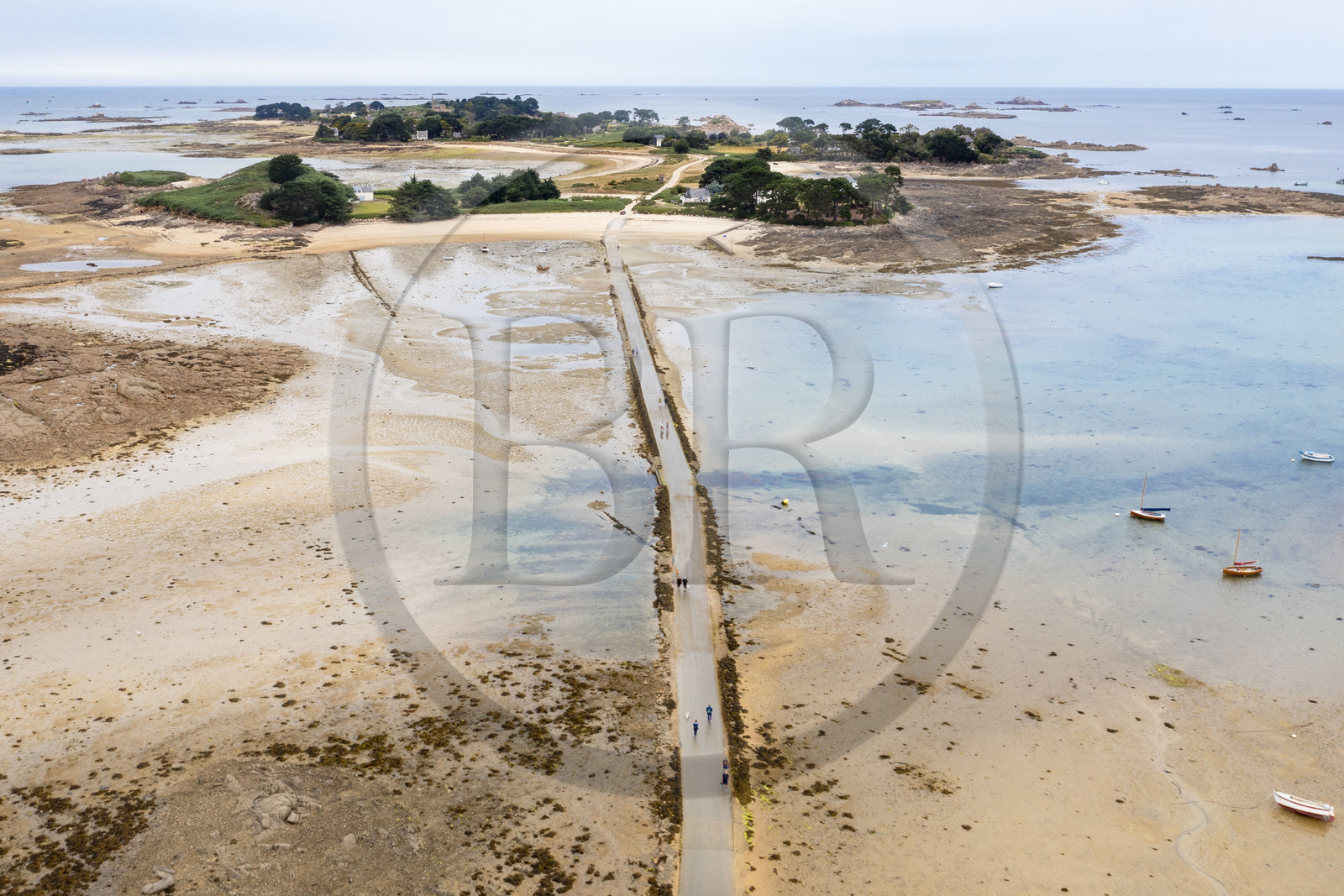 France, Finistère (29), Baie de Morlaix, Carantec, la route submersible sur l'estran à marée basse vers l'Ile Callot en arrière plan (vue aérienne)