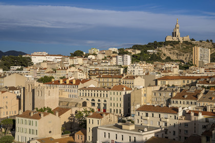 France, Bouches-du-Rhône (13), Marseille, Le Vieux Port, Abbaye Saint Victor et Notre-Dame de la Garde en arrière plan