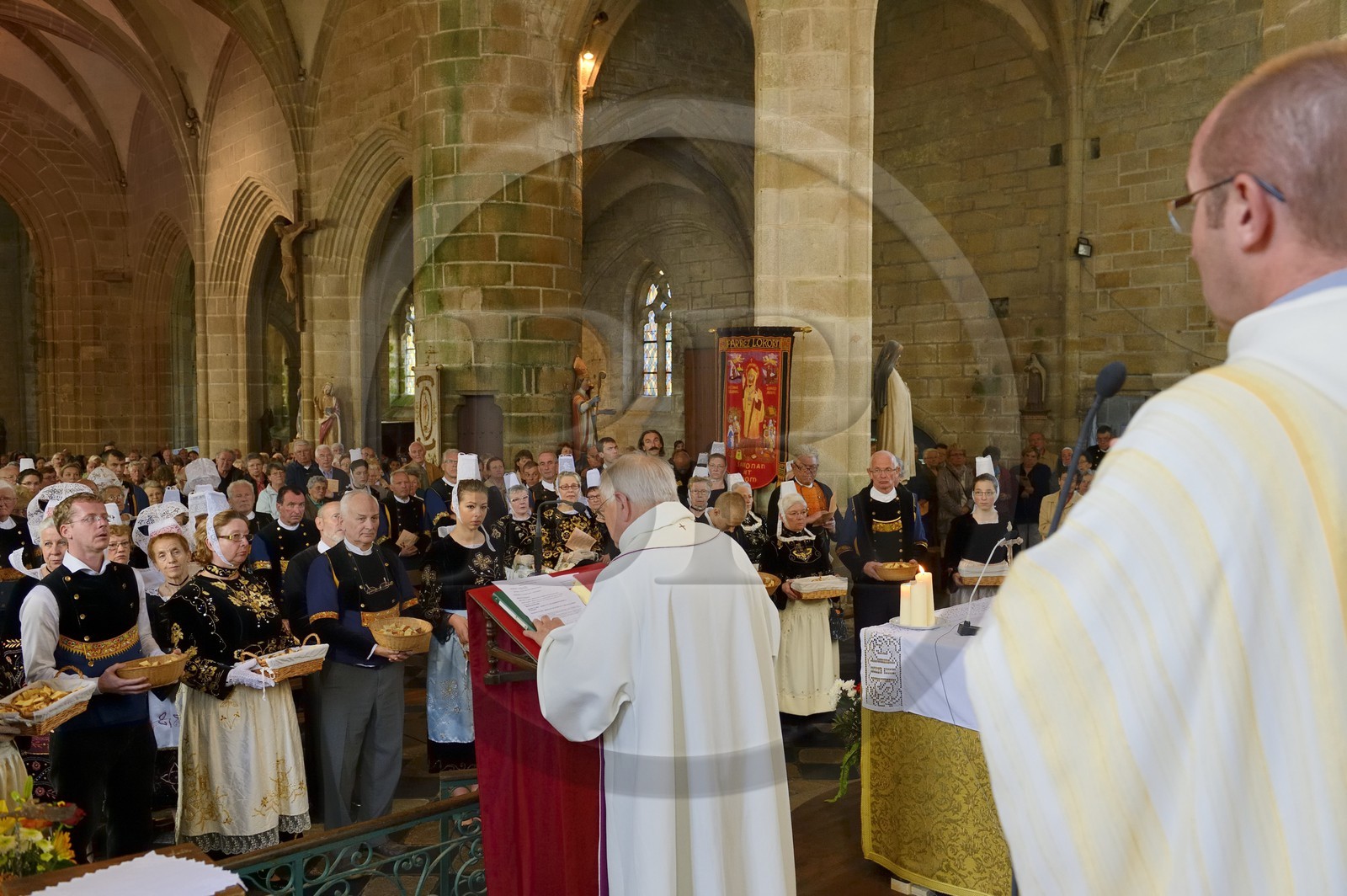 France, Finistère (29), Locronan, labellisé Les Plus Beaux Villages de France, église Saint-Ronan, cérémonie religieuse qui précède la procession de la Troménie