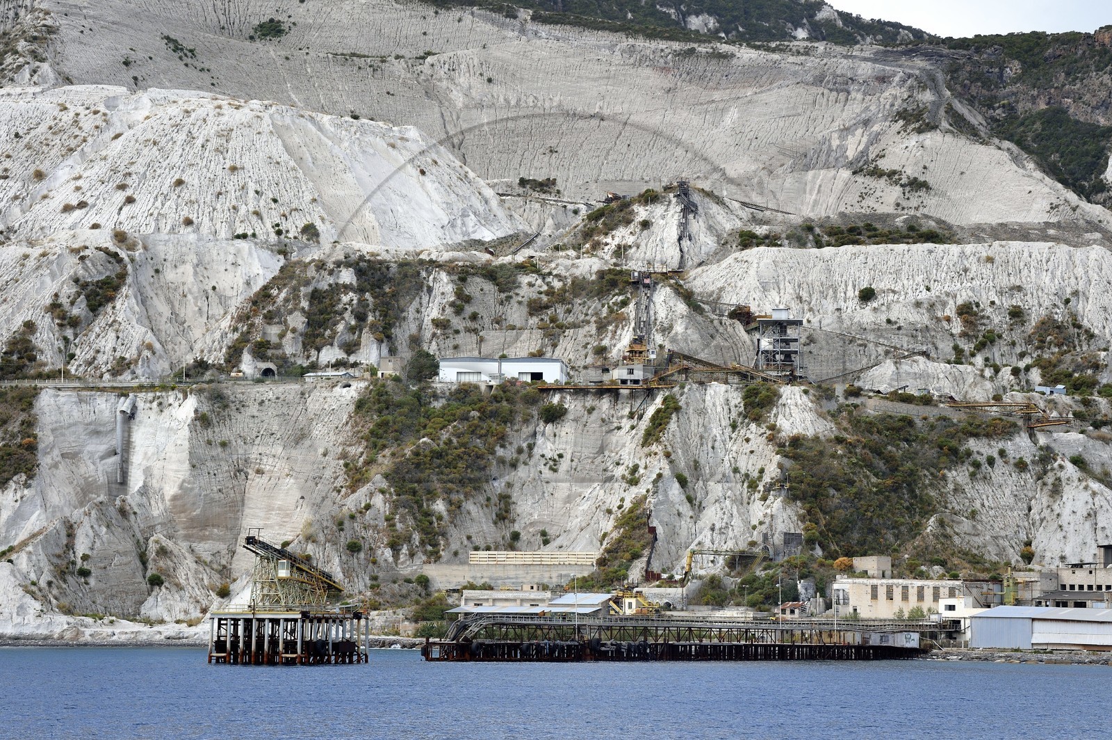 Italie, Sicile, iles Eoliennes, classées Patrimoine Mondial de l'UNESCO, Ile de Lipari, cote est, carrière de pierre ponce