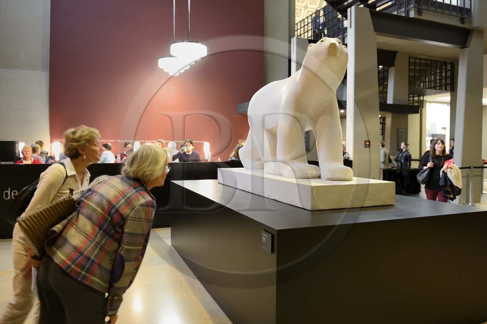 France, Paris (75), musée d'Orsay, statue de l'Ours blanc en marbre blanc du sculpteur animalier français François Pompon