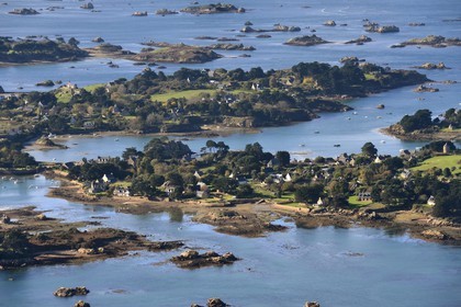 France, Côtes-d'Armor (22), Ile de Bréhat composée à marée haute de deux îles réunies au XVIIIe siècle par un pont-chaussée (appelé aussi pont-chaussée Vauban), chapelle Keranroux (vue aérienne)