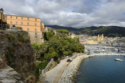 France, Haute-Corse (2B), Bastia, la Citadelle quartier de Terra-Nova, l'ancien palais des gouverneurs génois qui héberge le Musée d'Histoire de Bastia et le Vieux-Port dominé par l'église Saint-Jean-Baptiste