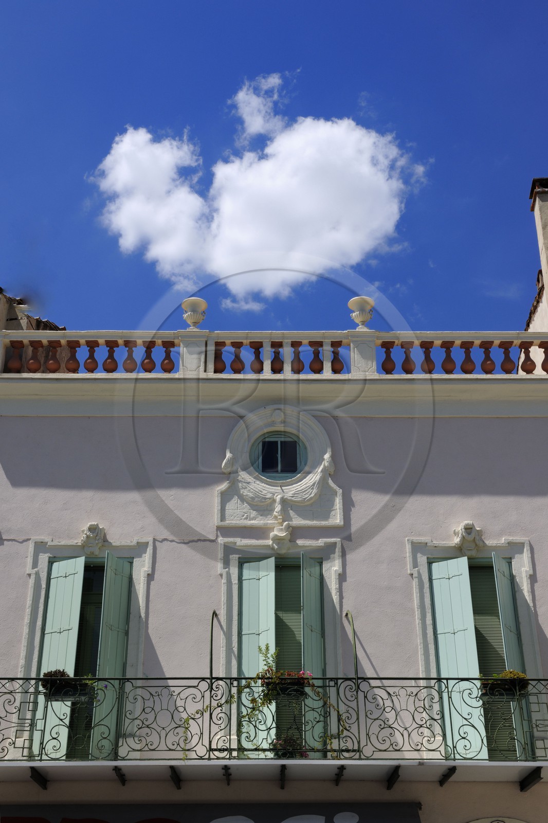 France, Hérault (34), Pézenas, immeuble place du 14 juillet
