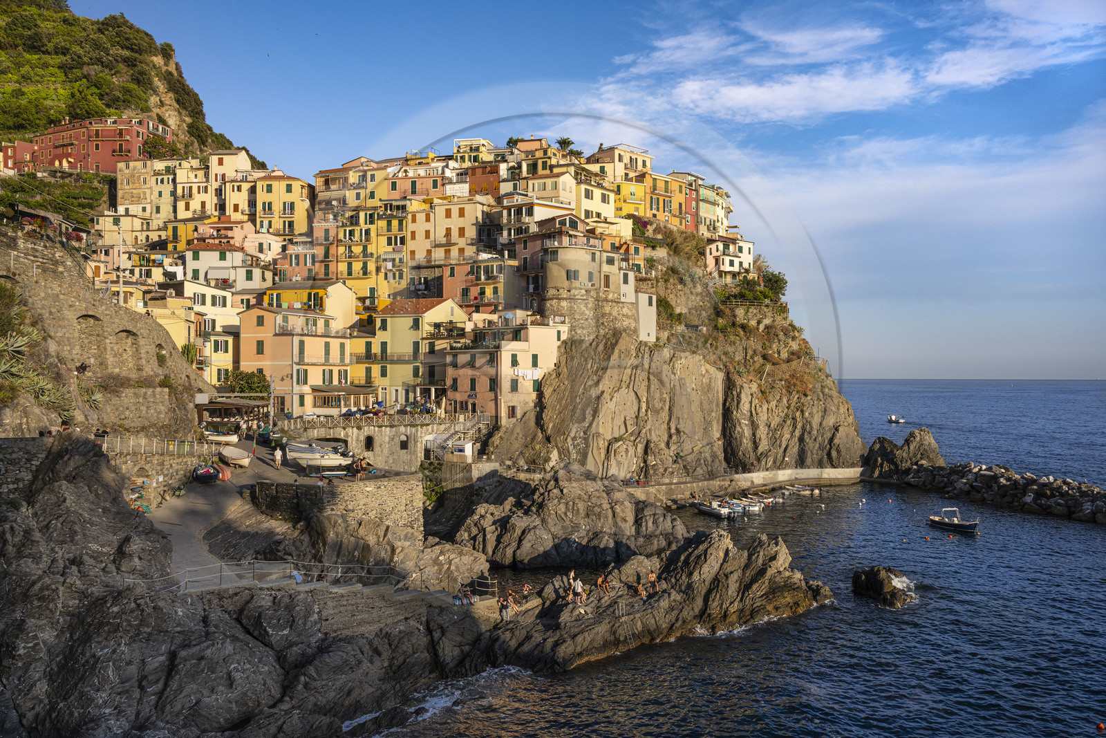 Italie, Ligurie, Cinque Terre, parc national des Cinque Terre classé Patrimoine Mondial de l'UNESCO, village de Manarola et son port
