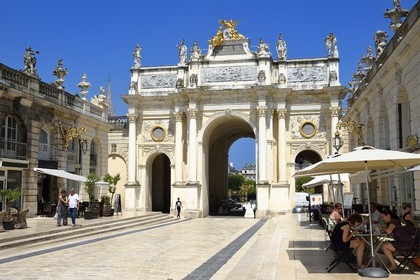 France, Meurthe-et-Moselle (54), Nancy, place Stanislas (ancienne Place Royale) construite par Stanislas Leszczynski, roi de Pologne et dernier duc de Lorraine au XVIIIe siècle, classée Patrimoine Mondial de l'UNESCO, l'Arc de Triomphe (la Porte Héré)