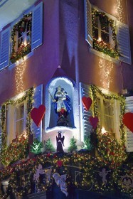France, Bas-Rhin (67), Selestat, maison avec une Vierge à l'Enfant avec des décorations de Noël