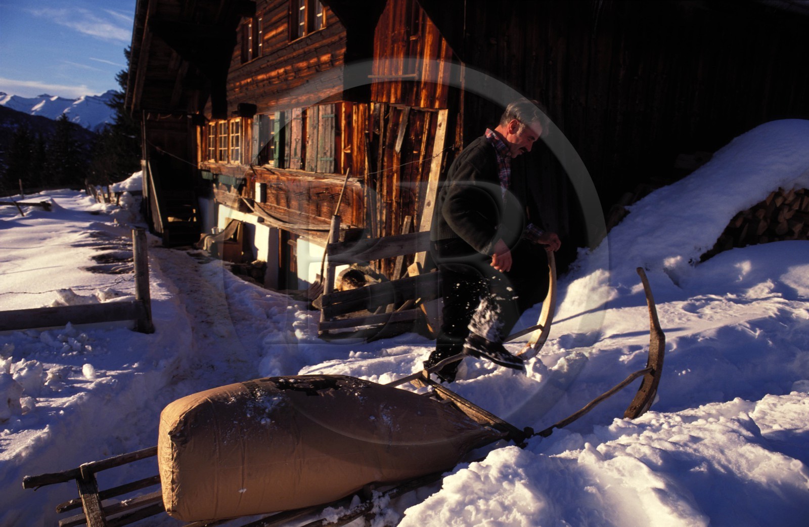Suisse, région de Bern (Oberland Bernois), Saanenland, Gstaad, ferme traditionnelle en bois et luge de transport