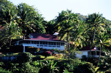 Caraïbes, Sainte Lucie, villa d'un hotel cachée dans la végétation à Marigot Bay