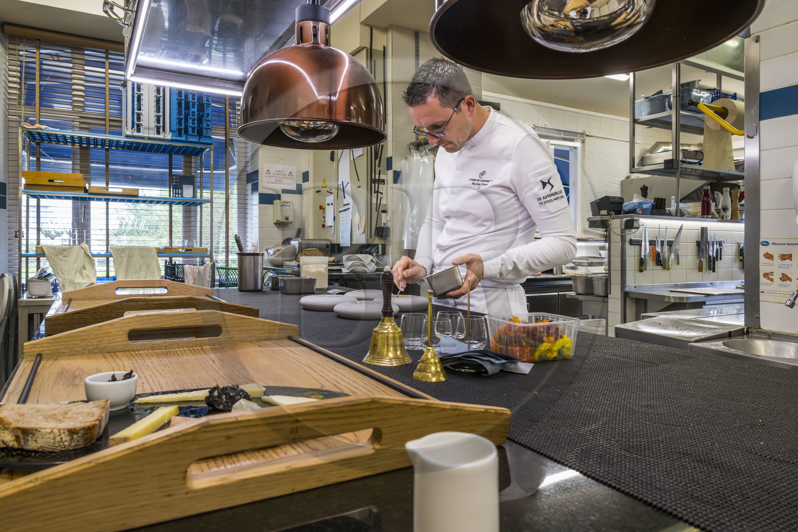 France, Finistère (29), Baie de Morlaix, Carantec, restaurant Nicolas Carro étoilé Michelin à l’Hôtel de Carantec, le chef dans sa cuisine