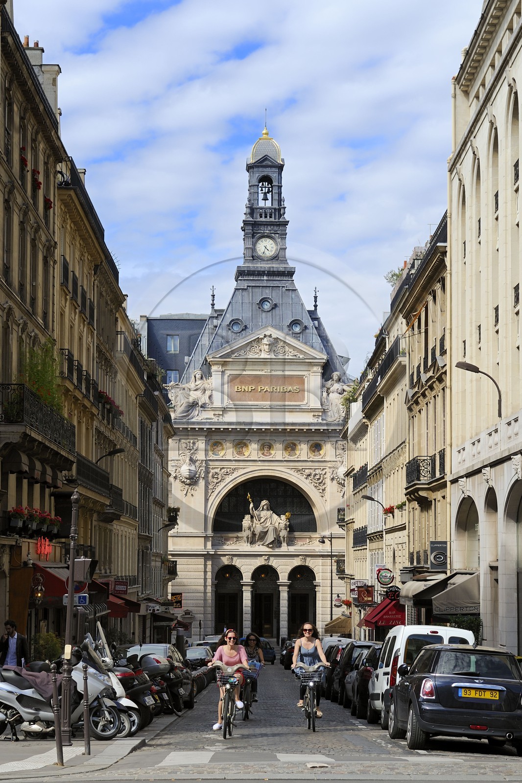 France, Paris (75), la banque BNP-Paribas de la rue Bergère au bout de la rue Rougemont