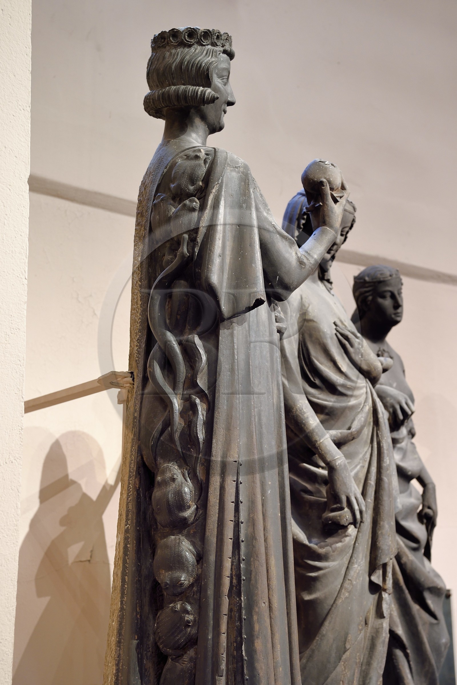 France, Bas-Rhin (67), Strasbourg, vieille ville classée au Patrimoine Mondial de l'UNESCO, musée de l'Oeuvre Notre Dame et Arts du Moyen-Age, la collection de sculptures, statuaire du XIIIe siècle provenant de la cathédrale, the collection of sculptures, 13th century statuary from the cathedral, Vierges folles séduites par le Tentateur, élégant jeune homme habillé à la mode du temps, qui présente la pomme avec assurance mais masque mal son dos envahi de batraciens et serpents