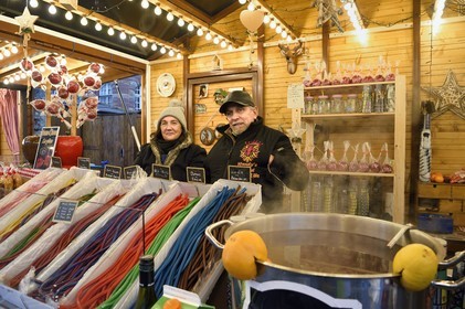 France, Bas-Rhin (67), Strasbourg, vieille ville classée au Patrimoine Mondial de l’UNESCO, Marché de Noel (Christkindelsmarik) de la place Broglie, la famille Sassi qui tient un stand de vin chaud depuis 1947
