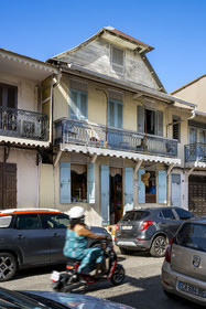 France, Guyane, Cayenne, rue Christophe Colomb dans la vieille ville, magasin atelier Gorée couture dans une maison traditionnelle de style colonial