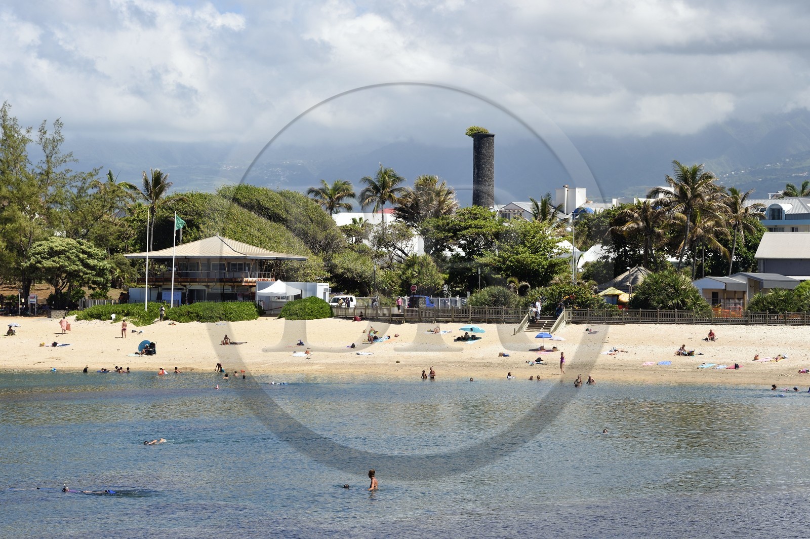 France, Ile de la Reunion, ville de Saint-Pierre, la plage de sable blanc au centre ville est protégée par les récifs du lagon