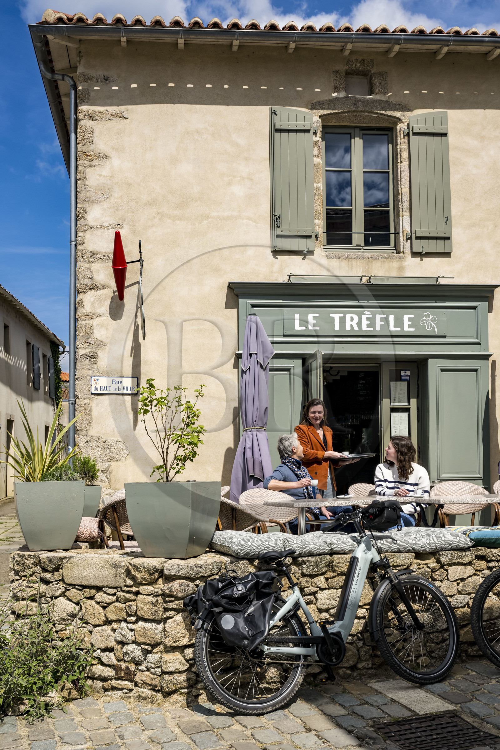 France, Vendée (85), Mallièvre, la terrasse du café Le Trèfle rue du Haut de la ville fait un magnifique stop pour les cyclistes sur la véloroute Vendée Vélo Tour