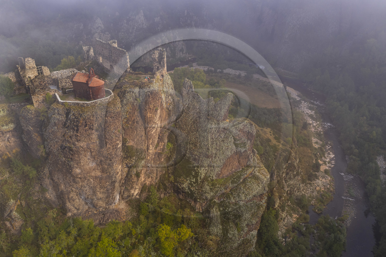 France, Haute-Loire (43), vallée de la Loire, Arlempdes, labellisé les Plus beaux villages de France, ruines du chateau perché sur un rocher basaltique (dyke volcanique) qui surplombe un méandre de la Loire (vue aérienne)