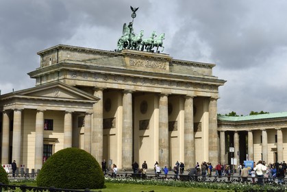 Allemagne, Berlin, Porte de Brandebourg sur l'avenue Under den Linden