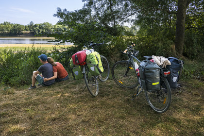 France, Maine-et-Loire, Loire valley listed as World Heritage by UNESCO, Saumur towards Saint-Hilaire, stop while cycling along the banks of the Loire on the Loire à Vélo cycle path