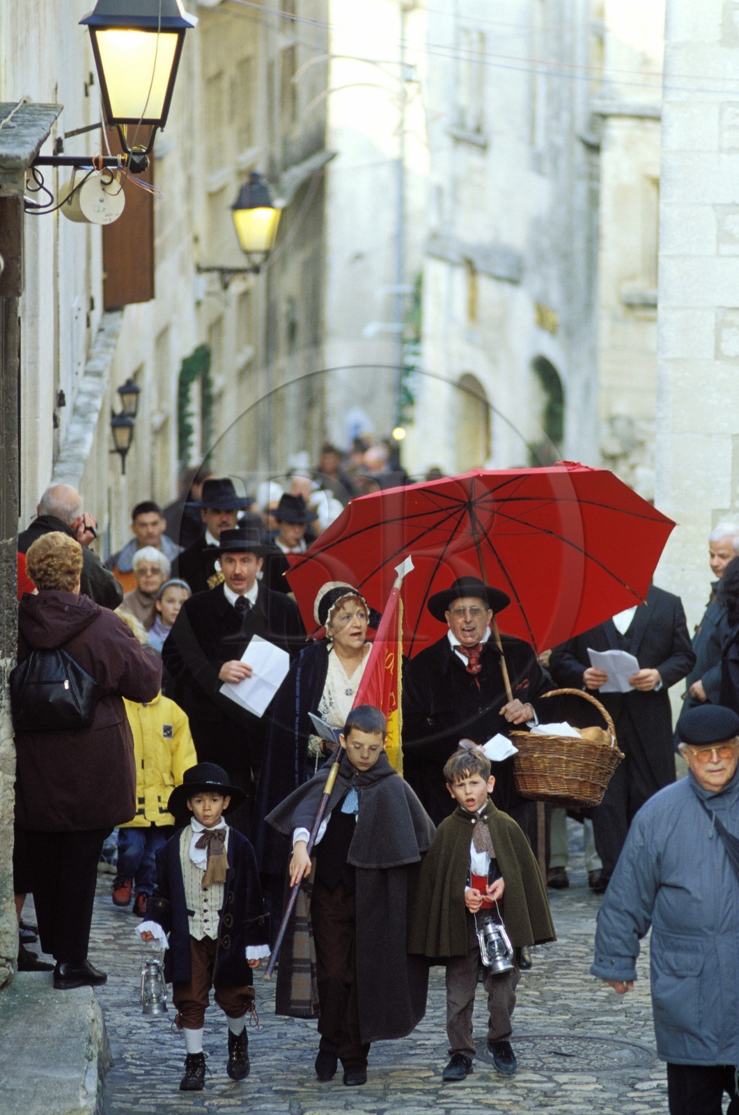 France, Bouches-du-Rhône (13), Les Baux-de-Provence, labellisé Les Plus Beaux Villages de France, fêtes de Noël, l' aubade en costume traditionnel