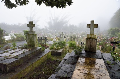 France, Ile de la Reunion, Cirque de Salazie, classé Patrimoine Mondial de l'UNESCO, Hell-Bourg, labellisé les Plus Beaux Villages de France, le cimetière constitué de tombes en pleine terre fleuries naturellement