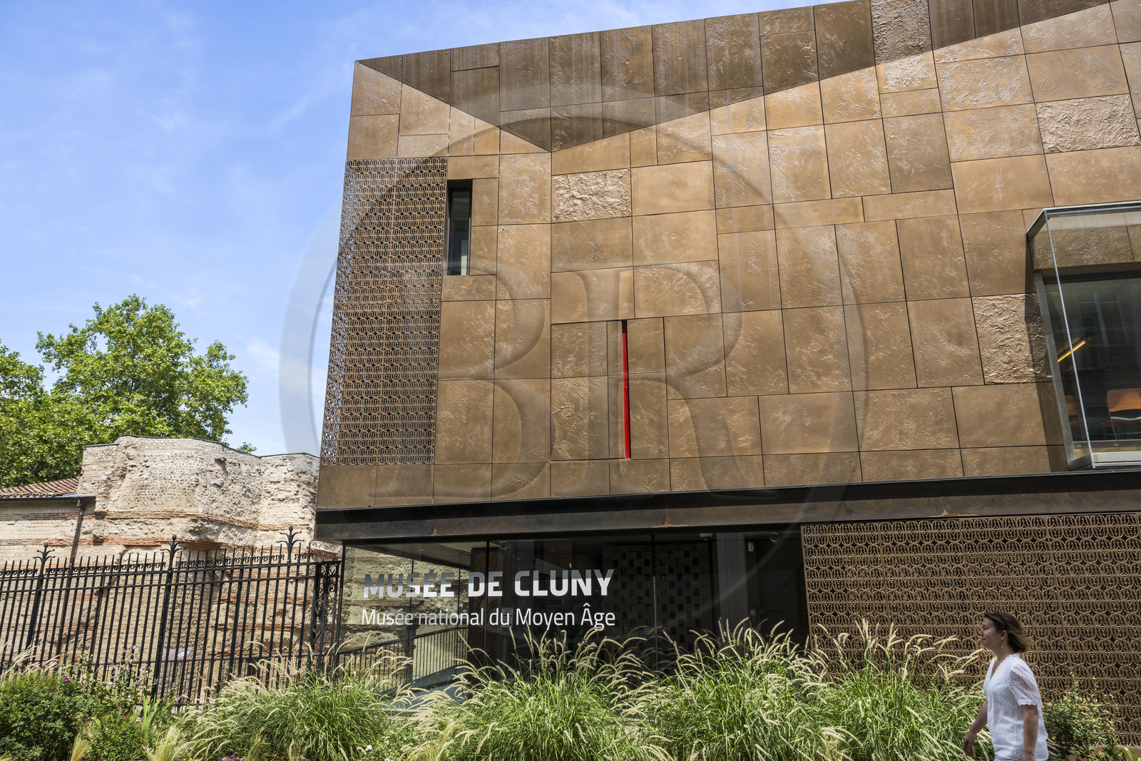 France, Paris (75), Musée de Cluny - Musée national du Moyen-Age, le nouveau batiment moderne accolé à l'ancien hotel particulier de Cluny et aux thermes romains