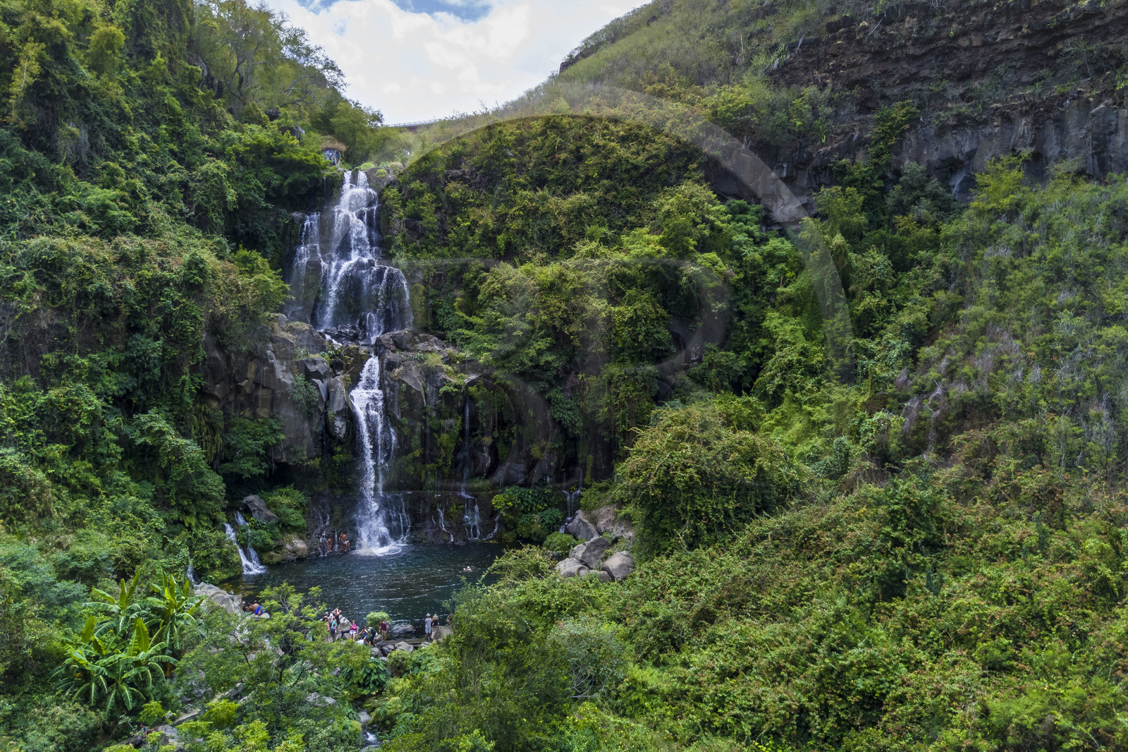 France, Ile de la Reunion, Saint-Paul, Saint-Gilles-les-Bains, cascade du bassin des Aigrettes (vue aérienne)