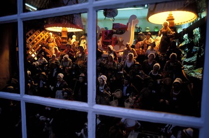 France, Bouches-du-Rhône (13), Les Baux-de-Provence, labellisé Les Plus Beaux Villages de France, des santons en vitrine