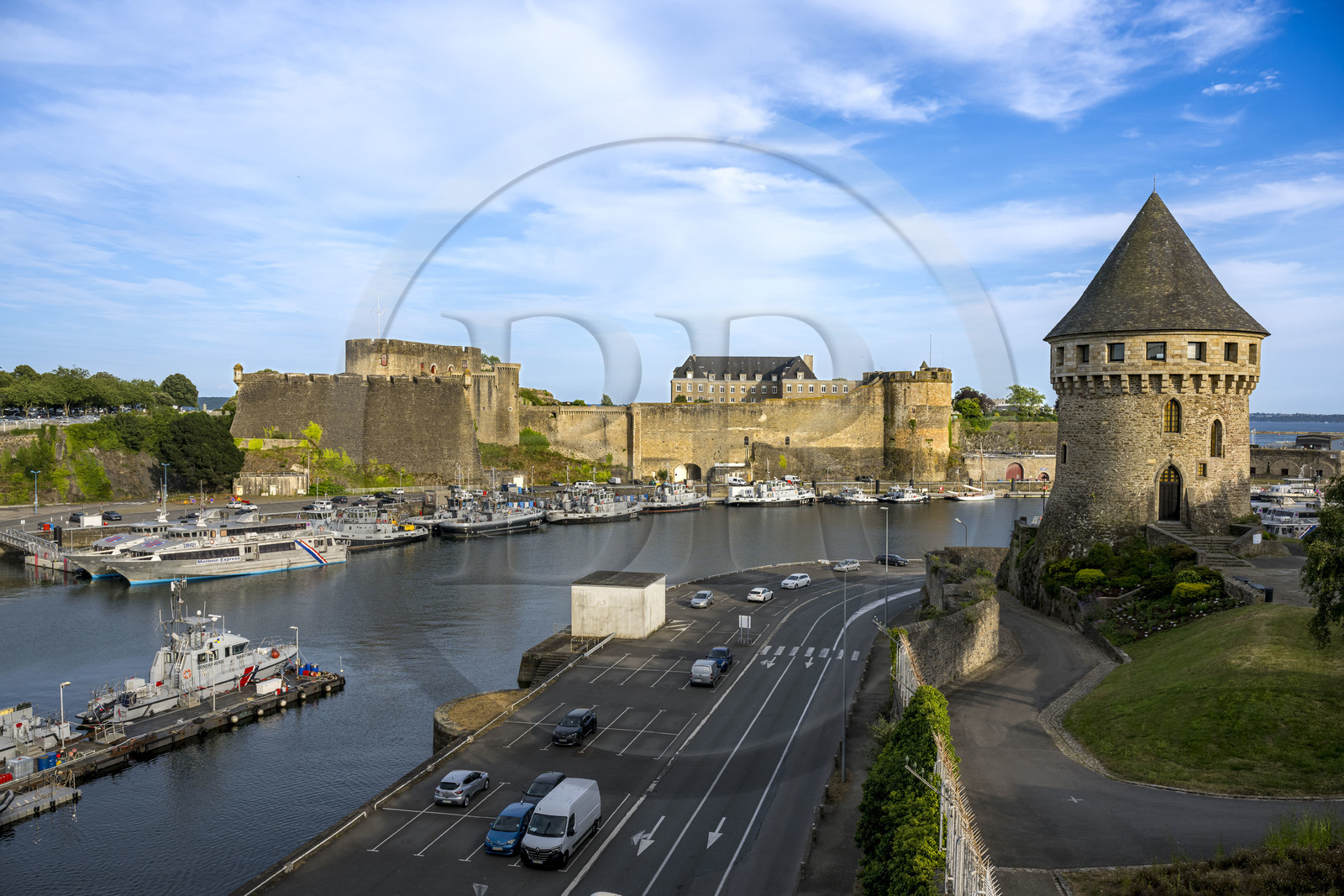France, Finistère (29), Brest, l'arsenal, le port militaire est une base navale de la Marine nationale surplombé par le château qui abrite le musée national de la Marine à l'embouchure de la rivière Penfeld et la Tour de la Motte-Tanguy