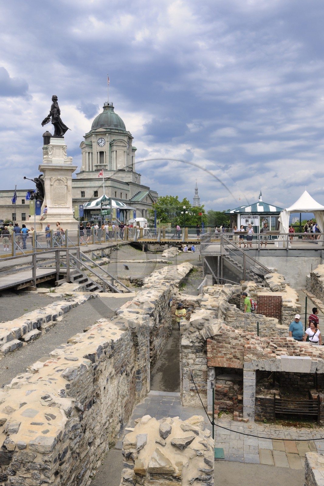 Canada, province de Québec, ville de Québec, Vieux-Québec classé Patrimoine Mondial de l' UNESCO, fouilles des premiers châteaux sous la terrasse Dufferin au pied du Château Frontenac et sous la statue de Samuel de Champlain