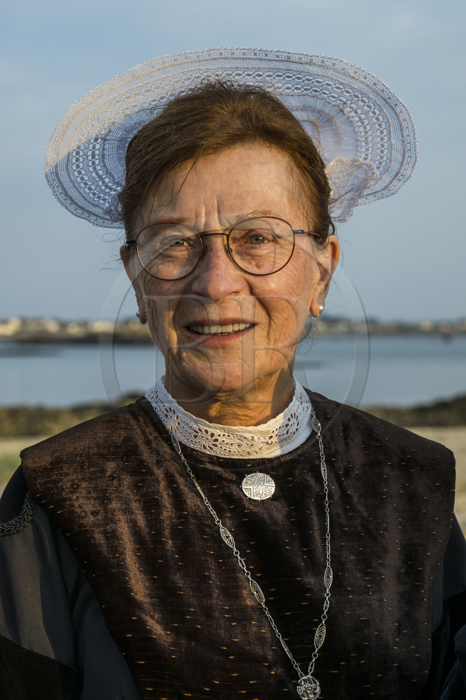 France, Morbihan (56), Port-Louis, la grande Plage de Port-Louis au pied des remparts, association de danses bretonnes le Cercle celtique Armor Argoat