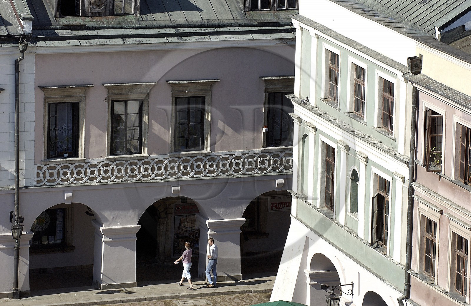 Poland, Lublin district, Renaissance city of Zamosc (Unesco World Heritage Site), passage under arcades on the Market place