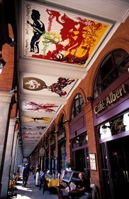 France, Haute-Garonne (31), Toulouse, les plafonds peints des arcades sur le place du Capitole