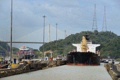 Panama, Canal de Panama, écluses de Pedro Miguel, mules mécaniques ou locomotives électriques guidant un cargo Panamax entre les murs de l'écluse