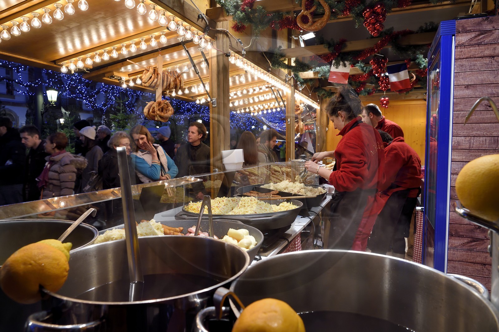France, Bas-Rhin (67), Strasbourg, vieille ville classée Patrimoine Mondial de l'UNESCO, marché de Noël (Christkindelsmarik) de la place Broglie, stand de vin chaud et de choucroute